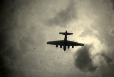 825402 Afbeelding van een Amerikaans B-17 vliegtuig boven de stad Utrecht om voedselpakketten af te werpen in het kader ...